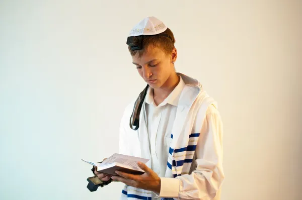 Young Jewish man does prayers . — Stock Fotó