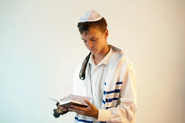 Young Jewish man does prayers . — 스톡 사진