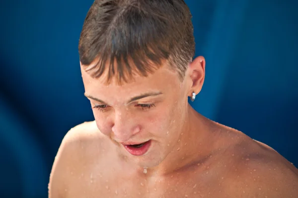 Портрет щасливого хлопчика-підлітка після басейну  . — стокове фото