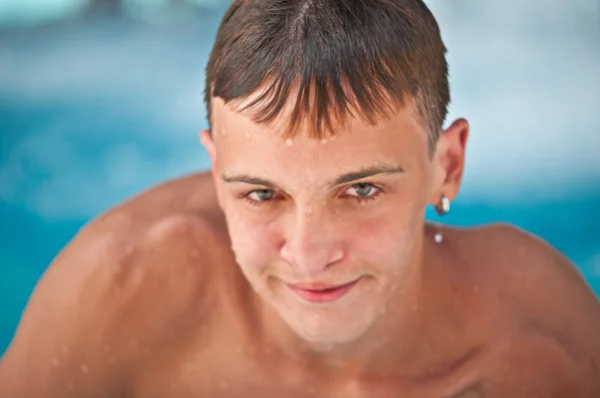 Menino adolescente feliz na piscina azul retrato — Fotografia de Stock