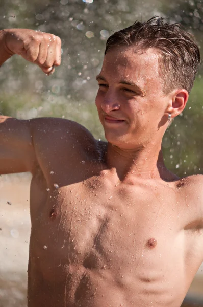 Giovane uomo con corpo atletico  . — Foto Stock