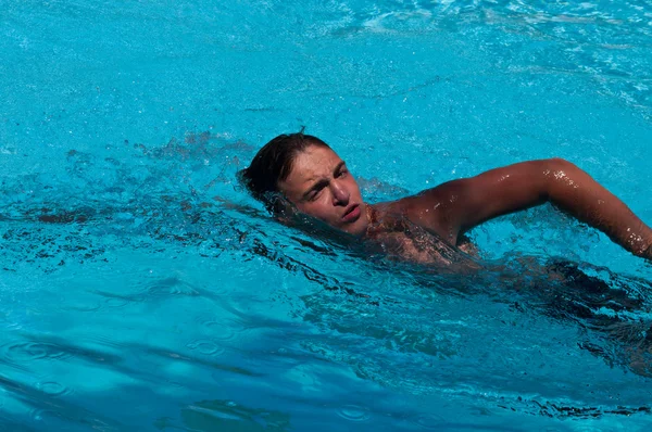 Swimmer in swiming pool . — Stock Photo, Image