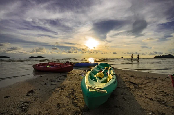 Kajaker solnedgång på stranden — Stockfoto
