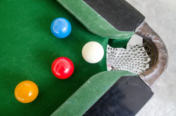 Мячи для снукера на зеленой поверхности возле кармана — стоковое фото