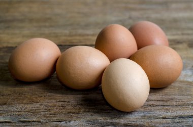 eski ahşap masa üzerinde yumurta