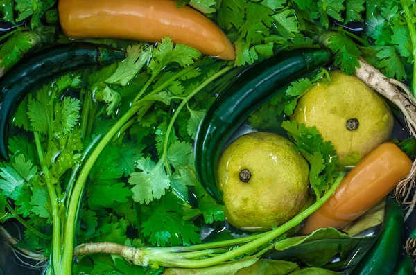 混合の品揃えと水で果物野菜 — ストック写真