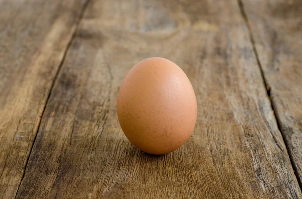 Яйца на старом деревянном столе — стоковое фото