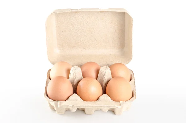 Свежие яйца в картонном лотке — стоковое фото