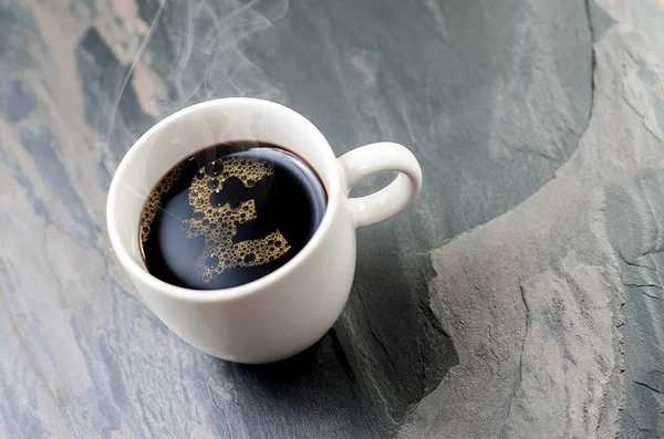 Šálek kávy: znak libry šterlinků — Stock fotografie