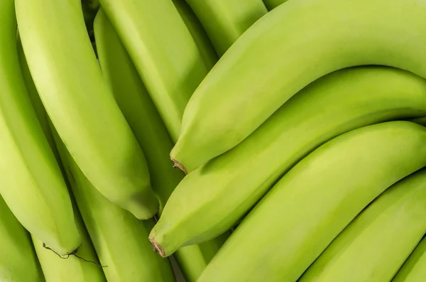 Макроснимок группы бананов, выделенных на белом фоне: — стоковое фото