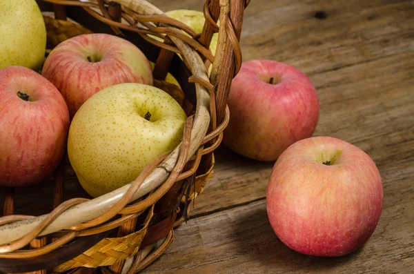 Свежие яблоки в корзине, еда крупным планом — стоковое фото
