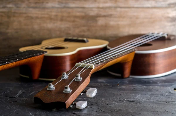Ukulele taş bir arka plan.