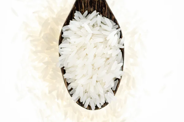 Рисове зерно в дерев'яній ложці на білому тлі — стокове фото