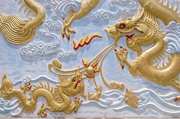 Gouden chinese draak standbeeld op de muur — Stockfoto