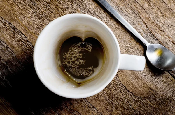空のコーヒー ・ マグ、汚れの。オーバーヘッドのビュー-ユーロ記号 — ストック写真