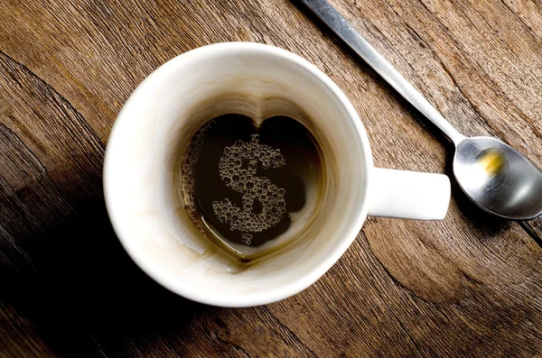 空のコーヒー ・ マグ、汚れの。オーバーヘッドのビュー-ドル記号 — ストック写真