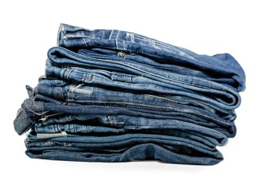 katlanmış eski mavi jeans beyaz izole. kırpma yolunu dahil.