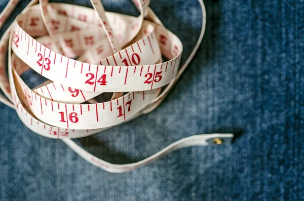 Cinta métrica en jeans: cinta métrica de primer plano en material de jeans — Foto de Stock