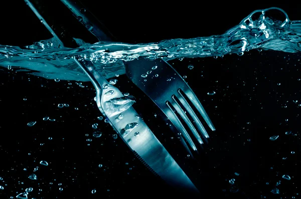 溅水的刀和叉。在黑色 — 图库照片