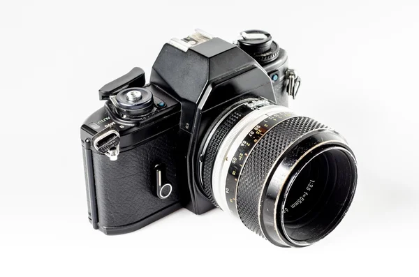 Retro fotocamera geïsoleerd op wit: uitknippad opgenomen — Stockfoto