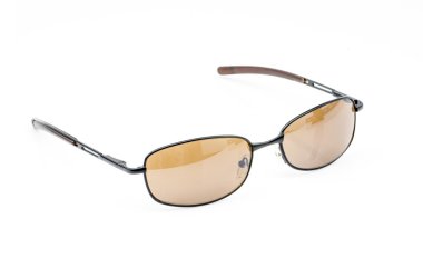 beyaz izole hafif kahverengi güneş gözlüğü