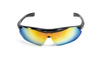 Spor güneş gözlüğü üzerinde beyaz izole