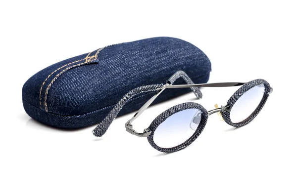 Vintage retro blue jeans zonnebril met lenzenvloeistof geval geïsoleerd op wit — Stockfoto