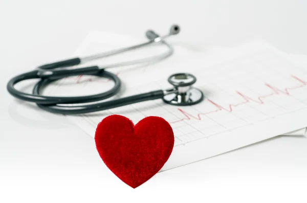 Estetoscopio y corazón rojo en el electrocardiograma —  Fotos de Stock