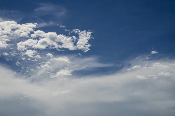 Beyaz bulutlar ve yaz günü mavi gökyüzünde — Stok fotoğraf