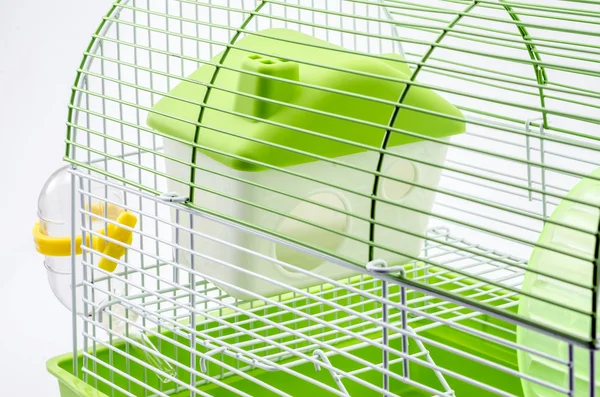 Fermer Une boîte jaune dans une petite cage à hamster jaune — Photo
