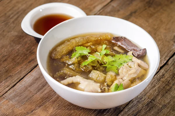 Sopa de peixe Vó com caranguejo servir com molho em restauran — Fotografia de Stock