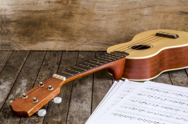 ukulele ve kağıt chordschart belge ahşap zemin üzerinde