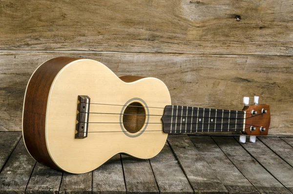 Guitarra Ukulele sobre fondo de madera, Primer plano . — Foto de Stock