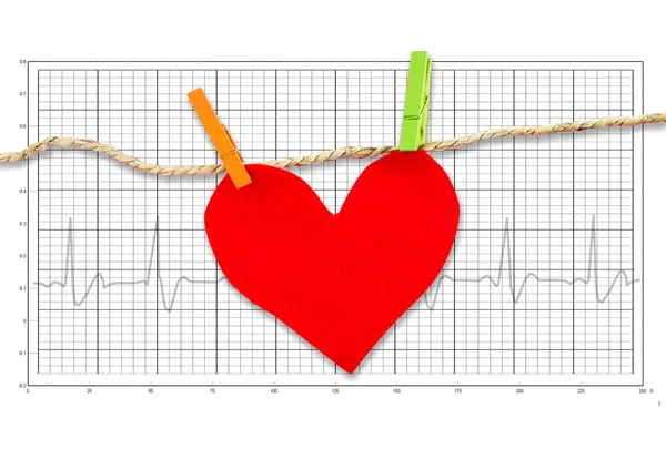 Cuore di carta rossa appeso alla clothesline sull'elettrocardiogramma — Foto Stock