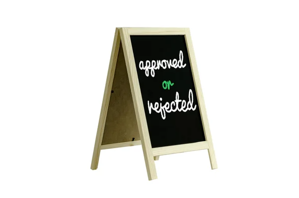Genehmigtes oder abgelehntes Wort auf Tafel, isoliert auf weißem Schneideweg — Stockfoto
