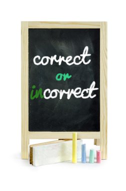 yazı tahtası beyaz kırpma yolu izole, doğru veya yanlış, kelime