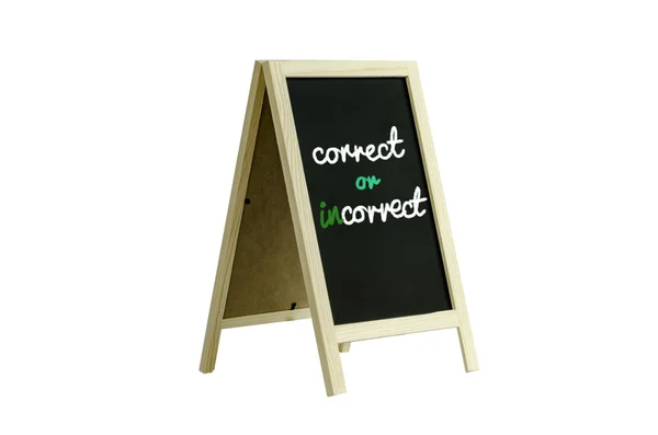 Σωστή ή λάθος, λέξη στο blackboard, απομονώνονται σε λευκό απόκομμα διαδρομή — Φωτογραφία Αρχείου