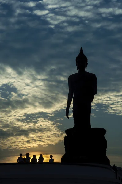 Большой Будда вечером. Силуэт статуи Будды вечером . — стоковое фото