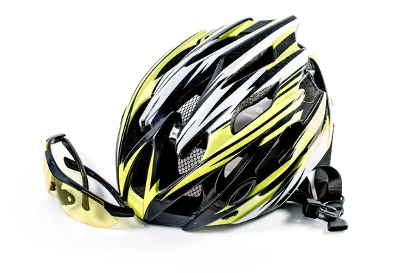 Casco bici e occhiali su sfondo bianco: percorso di ritaglio incluso — Foto Stock