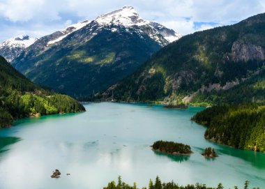 Göl ve dağ manzaralı turist dur bakan