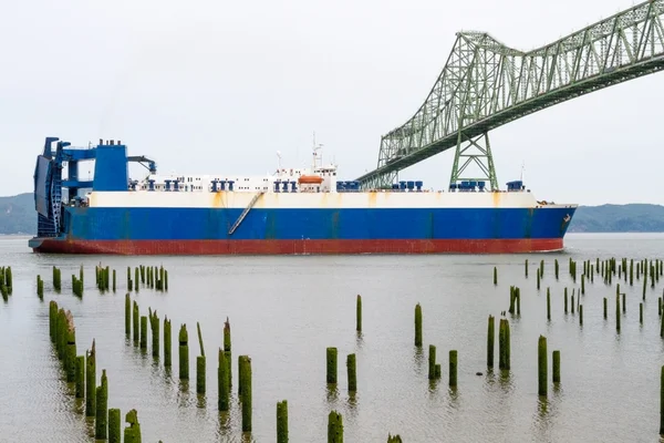 Navio de carga entra rio Columbia sob ponte de aço — Fotografia de Stock
