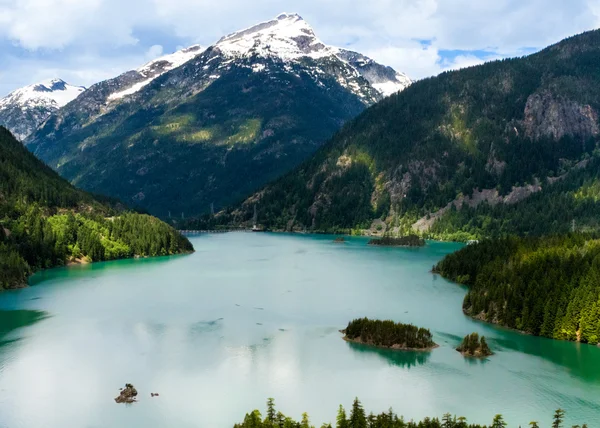 Turistas panorâmicos param com vista para o lago e montanhas — Fotografia de Stock