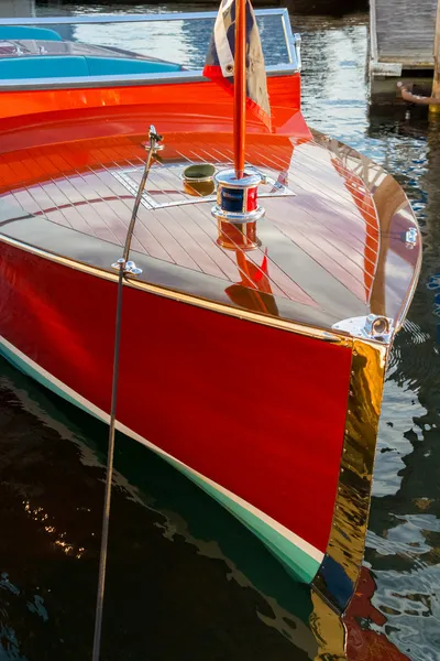 Vintage boten versierd met glanzend chroom afgemeerd en klaar om te laten zien. — Stockfoto