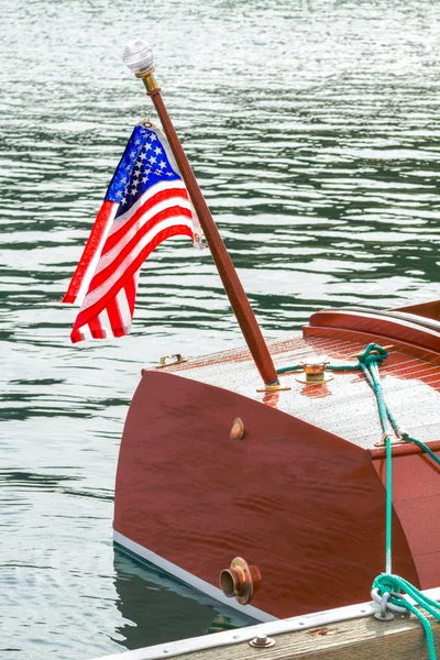 Klassische Holzboote symbolisieren Reichtum und sozialen Klassenstatus — Stockfoto