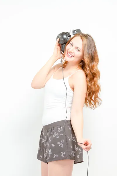 Mujer divirtiéndose escuchando auriculares —  Fotos de Stock