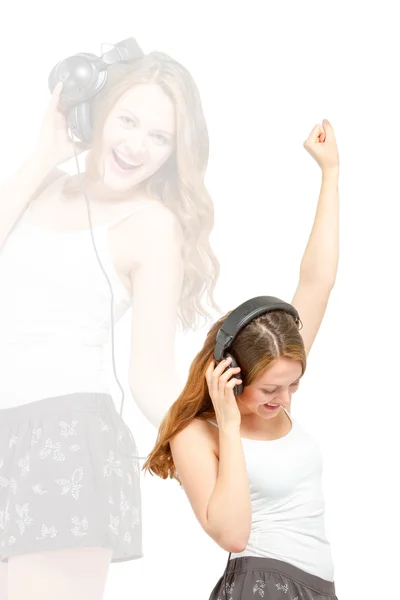 Mujer divirtiéndose escuchando auriculares — Foto de Stock