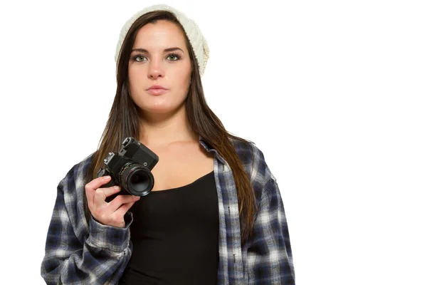 Jeune femme aux cheveux bruns tient caméra — Photo