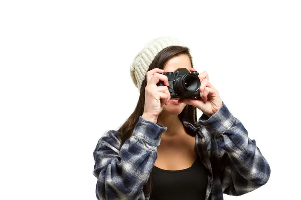 Mujer joven con cabello castaño tomando una foto — Foto de Stock