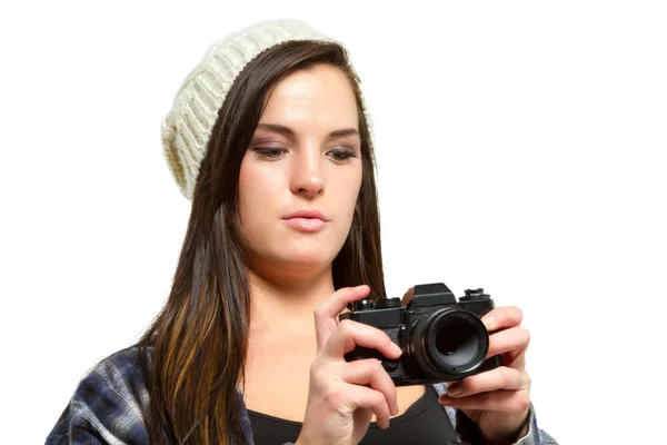 Jovem com cabelo castanho segura câmera — Fotografia de Stock