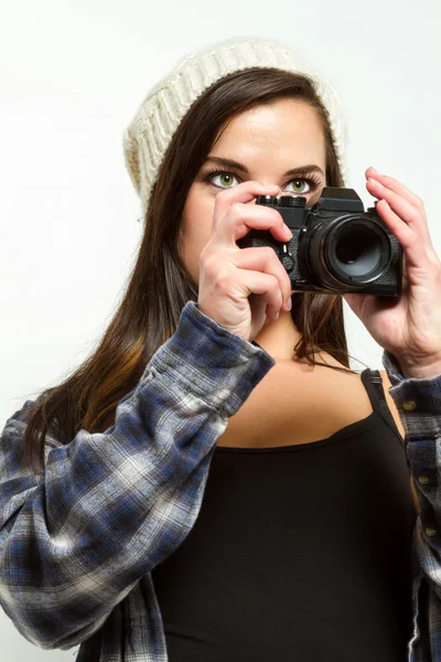 Femme photographe encadre une image — Photo